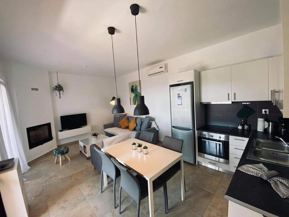 Arbutus - Relaxing Apartment With Fantastic Views เยโอริยิอูโปลิส ภายนอก รูปภาพ