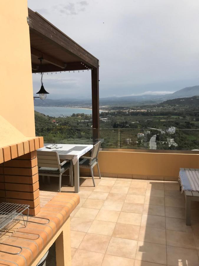 Arbutus - Relaxing Apartment With Fantastic Views เยโอริยิอูโปลิส ภายนอก รูปภาพ