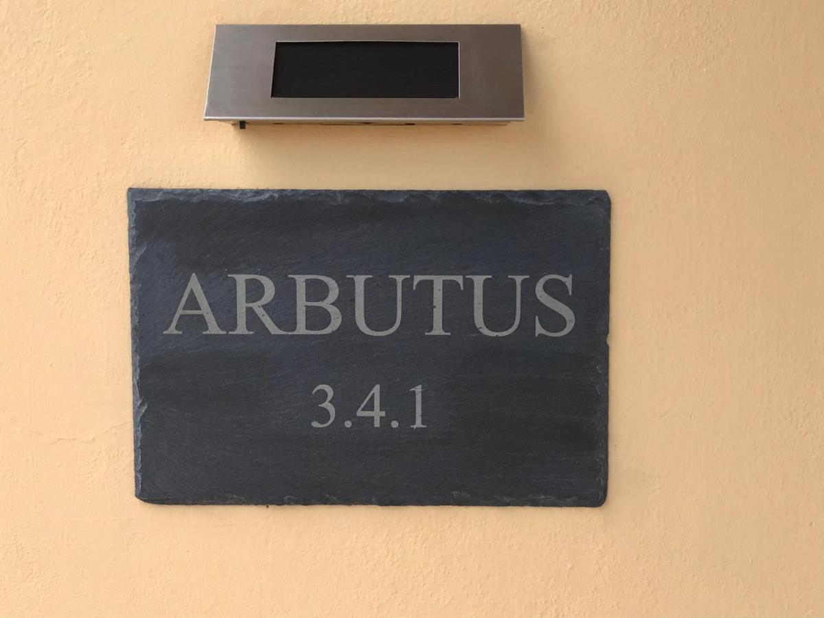 Arbutus - Relaxing Apartment With Fantastic Views เยโอริยิอูโปลิส ภายนอก รูปภาพ