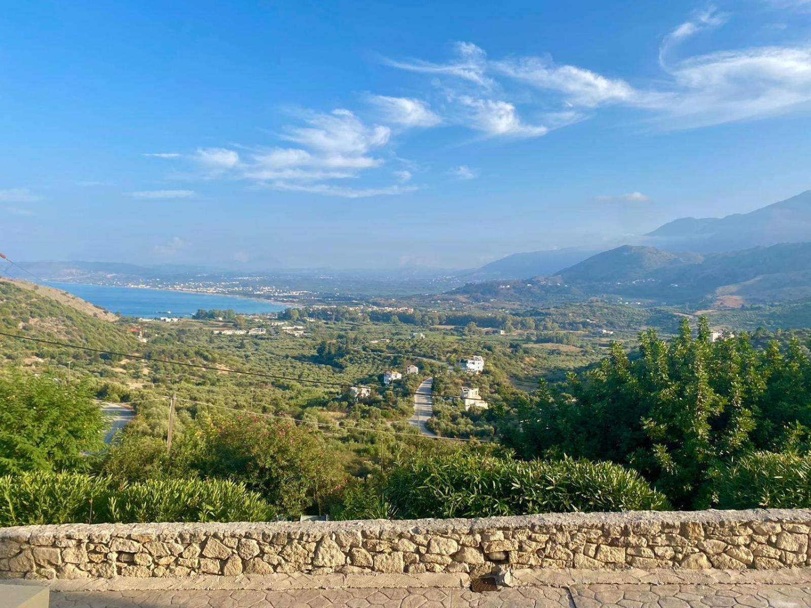 Arbutus - Relaxing Apartment With Fantastic Views เยโอริยิอูโปลิส ภายนอก รูปภาพ